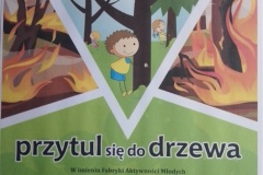 PRZYTUL SIĘ DO DRZEWA